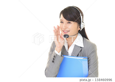 呼び掛ける女性オペレーター 呼び掛ける女性オペレーター 138460996