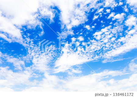 初夏の爽やかな青空と白い雲の自由でシンプルな風景素材 初夏の爽やかな青空と白い雲の自由でシンプルな風景素材 138461172