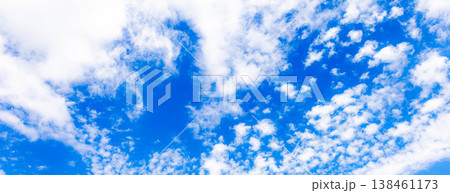 初夏の爽やかな青空と白い雲の自由でシンプルな風景素材 138461173