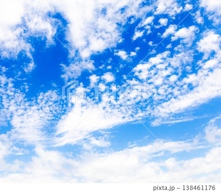 初夏の爽やかな青空と白い雲の自由でシンプルな風景素材 138461176
