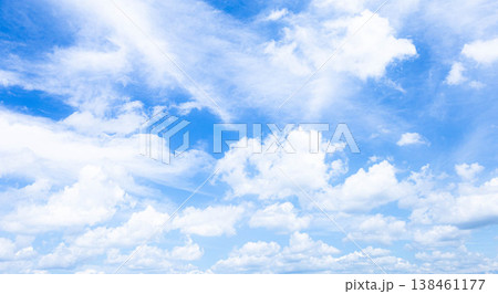 初夏の爽やかな青空と白い雲の自由でシンプルな風景素材 初夏の爽やかな青空と白い雲の自由でシンプルな風景素材 138461177