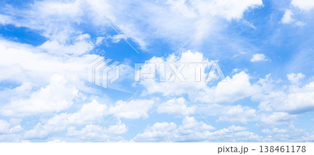 初夏の爽やかな青空と白い雲の自由でシンプルな風景素材 138461178