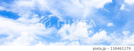 初夏の爽やかな青空と白い雲の自由でシンプルな風景素材 138461179