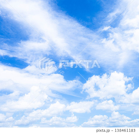 初夏の爽やかな青空と白い雲の自由でシンプルな風景素材 初夏の爽やかな青空と白い雲の自由でシンプルな風景素材 138461183