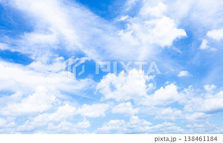 初夏の爽やかな青空と白い雲の自由でシンプルな風景素材 初夏の爽やかな青空と白い雲の自由でシンプルな風景素材 138461184