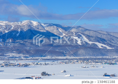 雪に覆われた富良野市の街並み 北海道の広大な冬の風景 138461188