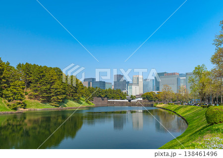 皇居 桜田濠の緑と背景の都市風景 皇居 桜田濠の緑と背景の都市風景 138461496