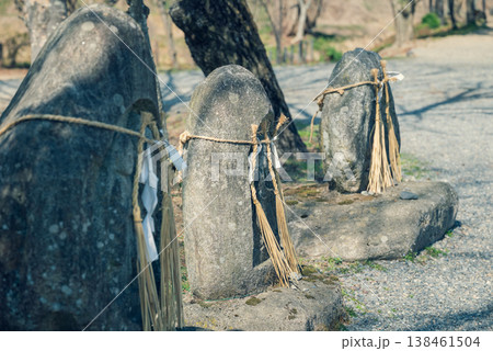 路傍に佇む三体の道祖神【安曇野】 路傍に佇む三体の道祖神【安曇野】 138461504