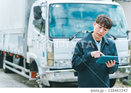 トラックドライバーとタブレット端末 トラックドライバーとタブレット端末 138461547