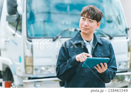 トラックドライバーとタブレット端末 トラックドライバーとタブレット端末 138461549