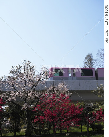 桃の花咲く公園から見えるニュートラム 138461609