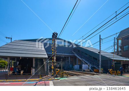 神奈川県川崎市多摩区 JR稲田堤駅(新駅舎)北口と南口と踏切 138461645