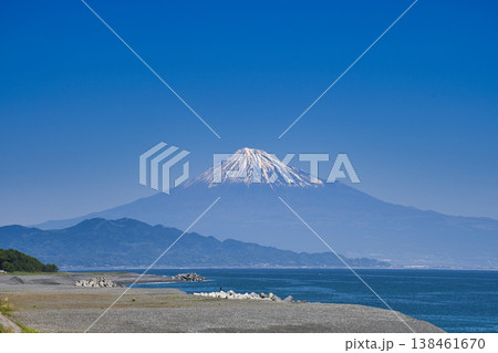 【静岡県】三保 鎌ヶ崎海岸から眺める富士山 【静岡県】三保 鎌ヶ崎海岸から眺める富士山 138461670