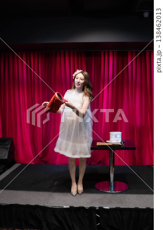 ステージで手品を披露する女性 ステージで手品を披露する女性 138462013