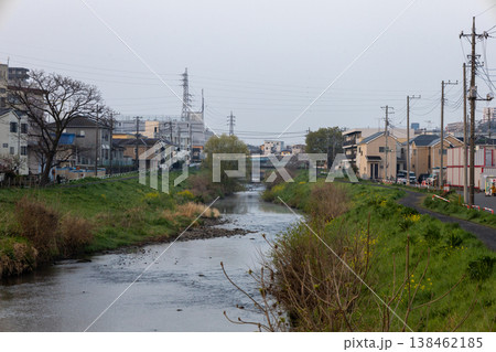 春　埼玉県朝霞市　黒目川沿いの風景　 138462185