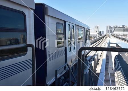 東京都　有明テニスの森駅を発車した新交通ゆりかもめ 138462571