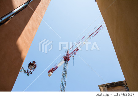 快晴の空の下の改修工事中の古い石造りのマンション 地中海に浮かぶフランス領のコルシカ島にて 快晴の空の下の改修工事中の古い石造りのマンション 地中海に浮かぶフランス領のコルシカ島にて 138462617