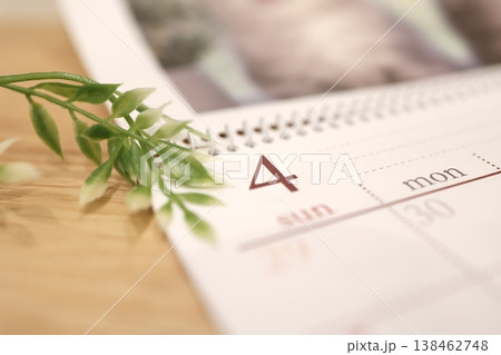 4月カレンダー・月日表記・グリーンの植物・木製デスク・春の予定管理 138462748