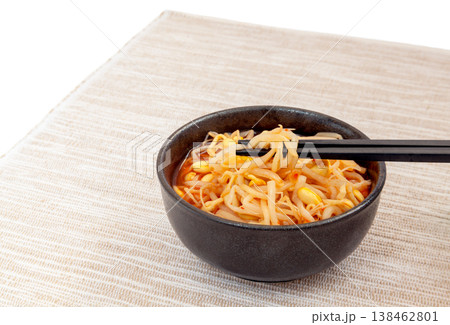 もやしキムチを食べる(箸上げ) もやしキムチを食べる(箸上げ) 138462801