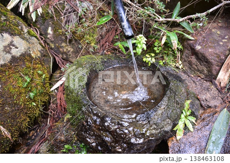 日本の岐阜県の高山市　東山遊歩道の道中で流れていた湧き水 138463108
