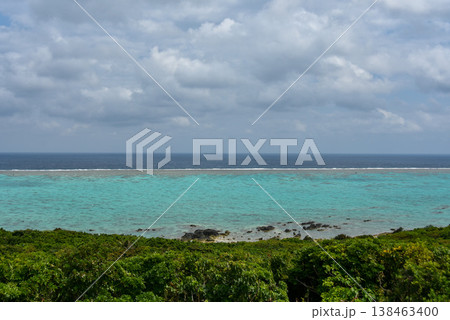 石垣島　御神崎展望台から見えるエメラルドグリーンの海 138463400