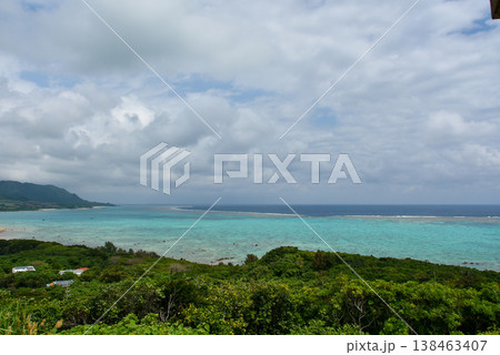 石垣島 御神崎展望台から見えるエメラルドグリーンの海 石垣島 御神崎展望台から見えるエメラルドグリーンの海 138463407