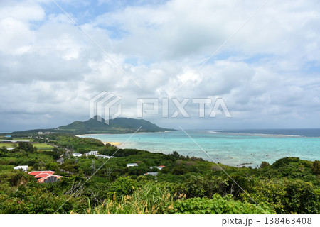 石垣島 御神崎展望台から見えるエメラルドグリーンの海 石垣島 御神崎展望台から見えるエメラルドグリーンの海 138463408