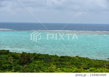 石垣島　御神崎展望台から見えるエメラルドグリーンの海 138463409