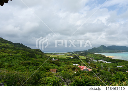 石垣島　御神崎展望台から見えるエメラルドグリーンの海 138463410