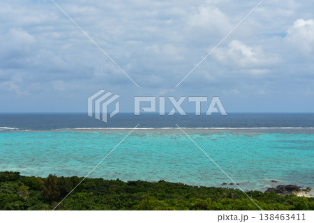 石垣島　御神崎展望台から見えるエメラルドグリーンの海 138463411