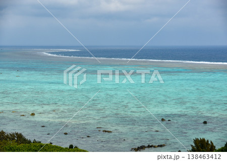 石垣島　御神崎展望台から見えるエメラルドグリーンの海 138463412