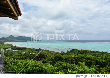 石垣島　御神崎展望台から見えるエメラルドグリーンの海 138463414