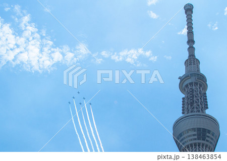 青空とタワーと編隊飛行 コピースペースのある都市風景 138463854