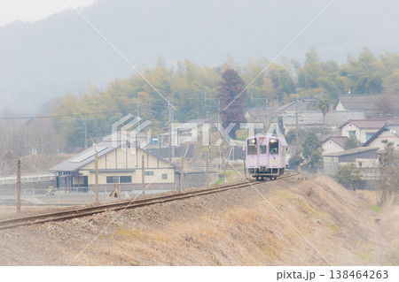 里山を走るローカル線 138464263