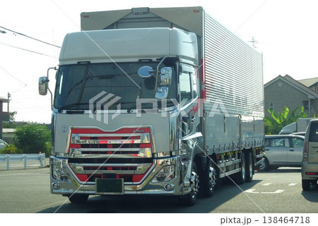 駐車場に待機する大型トラック(UD・クオン 2代目) 駐車場に待機する大型トラック(UD・クオン 2代目) 138464718