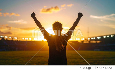 夕焼け空に浮かぶゴール後のサッカー選手シルエット 138465828
