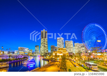 日本の横浜都市景観4月3日。横浜ランドマークタワーやロープウェイ、水上バス、屋形船、桜などを望む 日本の横浜都市景観4月3日。横浜ランドマークタワーやロープウェイ、水上バス、屋形船、桜などを望む 138465990