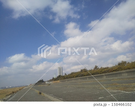 検見川浜の青空と白い雲 138466102