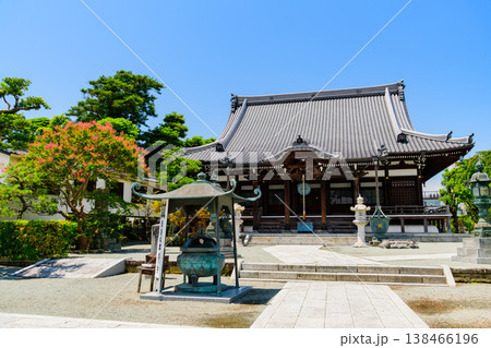 夏の青空と鎌倉・本覚寺の鮮やかなサルスベリと蓮の花 寺院の夏風景 夏の青空と鎌倉・本覚寺の鮮やかなサルスベリと蓮の花 寺院の夏風景 138466196