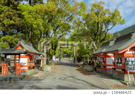 鹿児島県霧島市の鹿児島神宮の三之社と大鳥居 138466425