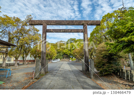 鹿児島県霧島市の鹿児島神宮の参道にある三之社の近くの鳥居 138466479