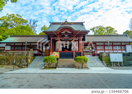 鹿児島県霧島市にある鹿児島神宮の社殿と春の風景 鹿児島県霧島市にある鹿児島神宮の社殿と春の風景 138466706