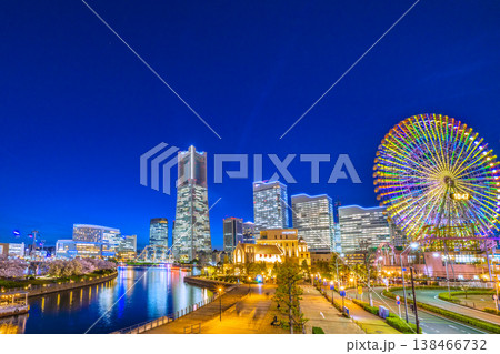 日本の横浜都市景観4月3日。横浜ランドマークタワーやロープウェイ、屋形船、汽車道の桜などを望む 138466732