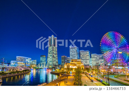 日本の横浜都市景観4月3日。横浜ランドマークタワーやアニヴェルセル、屋形船、汽車道の桜などを望む 138466733