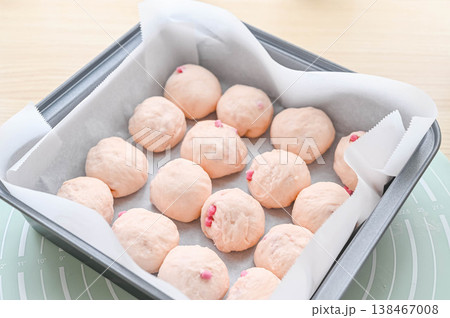 イチゴジャムを練り込んで作るちぎりパン 138467008