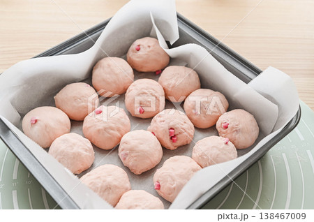 イチゴジャムを練り込んで作るちぎりパン イチゴジャムを練り込んで作るちぎりパン 138467009