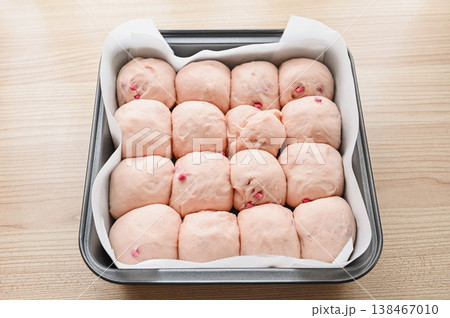 イチゴジャムを練り込んで作るちぎりパン 138467010