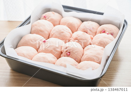 イチゴジャムを練り込んで作るちぎりパン 138467011