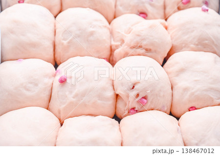 イチゴジャムを練り込んで作るちぎりパン 138467012