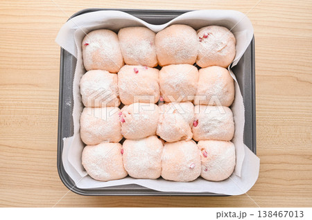 イチゴジャムを練り込んで作るちぎりパン 138467013